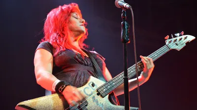Le monde du rock pleure Jennifer Finch, figure emblématique de L7