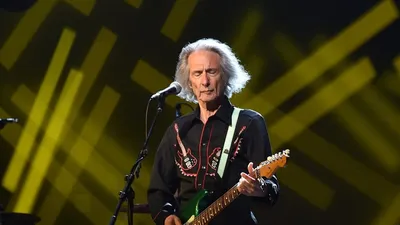 Le guitariste de Patti Smith, Lenny Kaye, reprend un classique de...