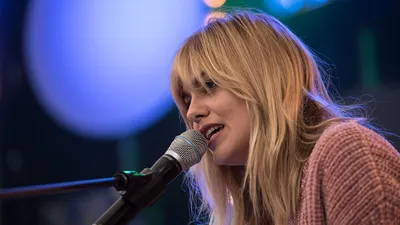 Louane défend ses fans et recadre un agent de sécurité en plein...