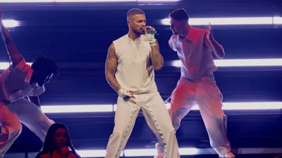 M. Pokora enchaîne 15 tubes… sur les quatre mêmes accords