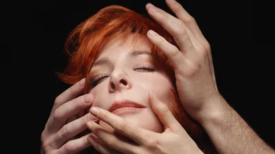 Mylène Farmer intrigue avec une mystérieuse affiche de cinéma