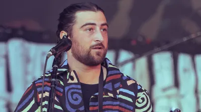 Noah Kahan annonce « The Great Divide », un album folk prévu pour...