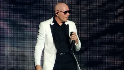 Pitbull organise un rassemblement géant de “chauves” prévu à Londres