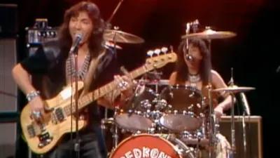 Guitares et guitaristes de légende : Le sitar Danelectro, l’arme...