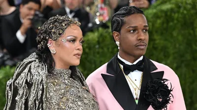 Rihanna clôt le Met Gala avec une robe sculpturale spectaculaire