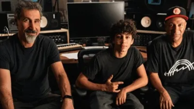 Tom Morello révèle "Adjourn It", un nouveau single avec Serj...