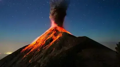 Au Guatemala, le volcan de Fuego entre en éruption