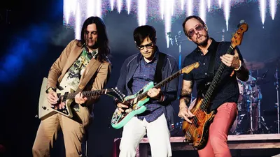 Weezer prépare la sortie de son nouvel album en dévoilant une...