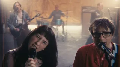 Weezer annonce "The Gold Album" et dévoile un duo avec Karly Hartzman