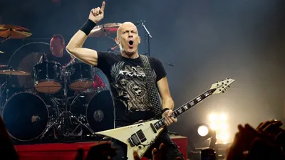 Grosse récompense à qui retrouvera la guitare de ce groupe metal