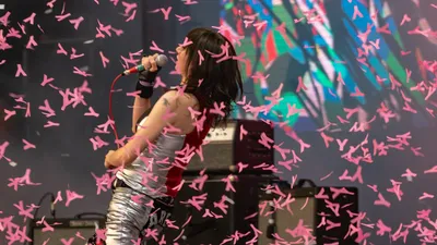 Yeah Yeah Yeahs dévoilent « Hidden in Pieces: Live », une relecture...