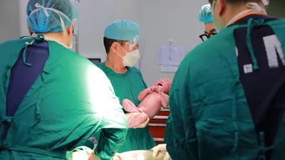 Un accouchement plus humain : l’innovation de la césarienne...