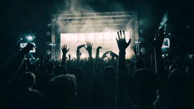 Soirées sans téléphone : le clubbing se déconnecte