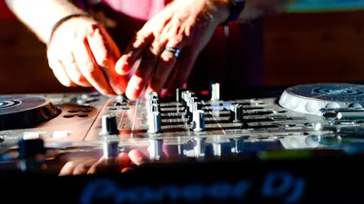 Ed Banger Records fête la musique dans un bar à jus à Paris !