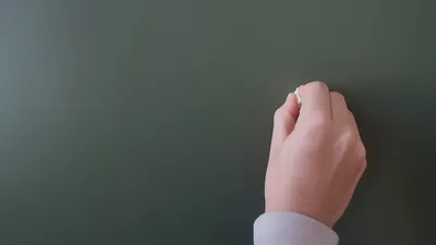 Suppressions de postes dans l’Éducation nationale : la démographie,...