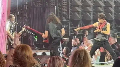 Extreme célèbre Ozzy Osbourne avec un medley de ses classiques
