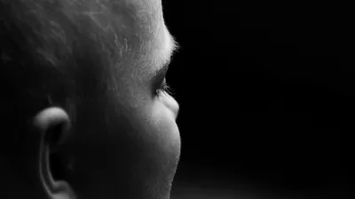Sans oreille depuis sa naissance, Ava s’envole aux États-Unis pour...