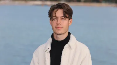 Seb (Seb la Frite) signe son grand retour musical avec “Backpack”