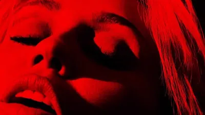 Miley Cyrus transforme son titre « Bass Persuades » en bombe...