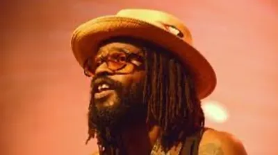 Bordeaux : Tété sur la scène de la Rock School Barbey avec un...