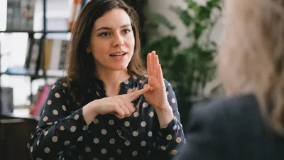 Elle est la seule en France : une agente des impôts signe pour les...