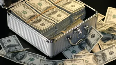 Il trouve plus de 120 000 dollars … et décide de retrouver le...
