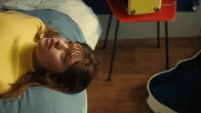 Marine dévoile Escroc, un clip sur le syndrome de l’imposteur