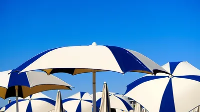 Parasols interdits en Sardaigne : l’âge, ce critère problématique… 
