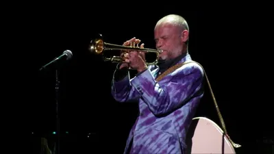 Flea rend hommage à Frank Ocean avec une reprise instrumentale de «...