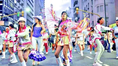 En Argentine, les "murgas" font vibrer la rue et les cœurs