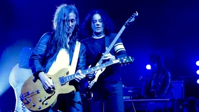 Nick Valensi (Strokes) rejoint Jack White sur scène et c’est explosif 