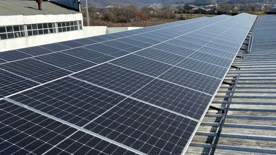 Des centrales solaires sur les voies ferrées : une innovation...