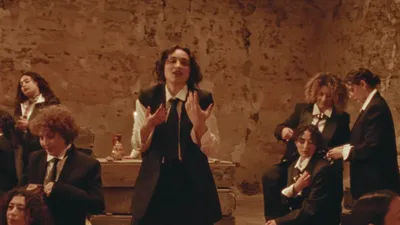 Camélia Jordana dévoile "Que ma peau" avec Amel Bent