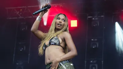 Ronisia, l’éclat du R'n'B nouvelle génération, sacrée aux Flammes !