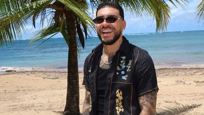 Ryan Castro lance AWAA, sa collection mode avec Agua Bendita