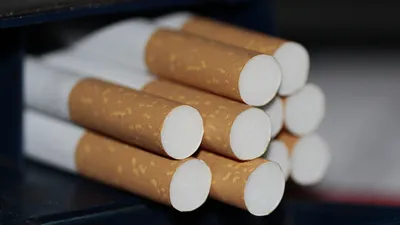Hausse des prix des cigarettes : les Français fument-ils vraiment...