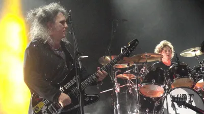 Robert Smith fait gagner sa guitare à Rock en Seine au profit de...