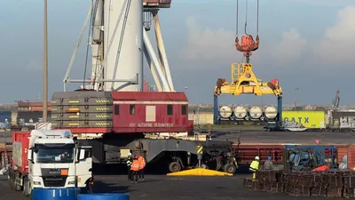 Greenpeace bloque un cargo Russe dans le port de Dunkerque, ce...