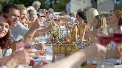Chemillé-en-Anjou. Avant l'accueil du banquet du Canon Français, la...