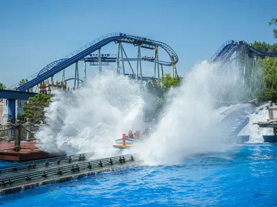 Des visiteurs obligés de descendre à pied d'une attraction à Europa...