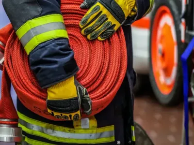 Un homme incommodé par les fumées après l'incendie d'une maison