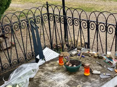 À Charleville-Mézières, l'état de la tombe d'Arthur Rimbaud fait...