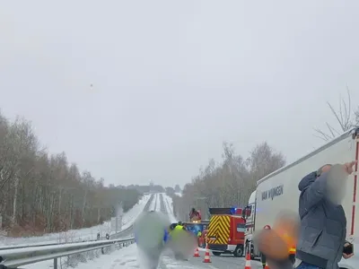 Un camion se retrouve couché sur l'A304 à cause de la neige