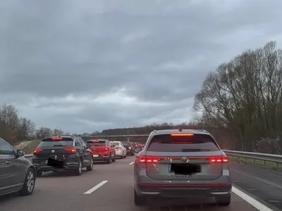 Un véhicule fait des tonneaux sur l'A34 après l'éclatement d'un pneu
