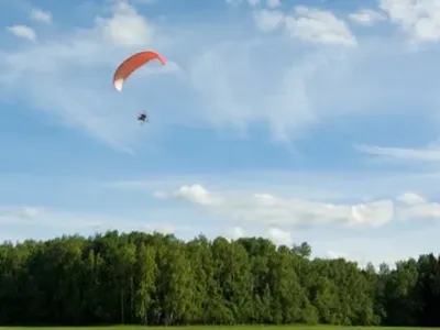 Une personne blessée après une collision entre deux parapentes