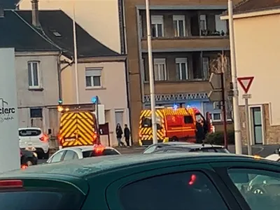 Collision entre une moto et une voiture, une personne blessée