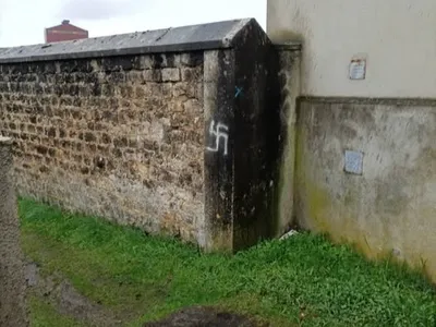 Une croix gammée sur un muret, la mairie condamne un acte grave