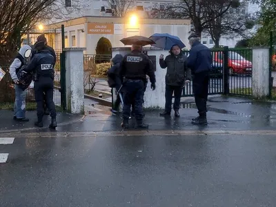 Fouilles de sacs devant un collège de la région