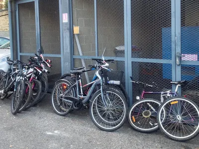 Dix vélos saisis par la police offerts à une association