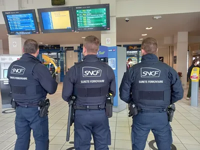 Outrage, rébellion et à pied sur le chemin de fer